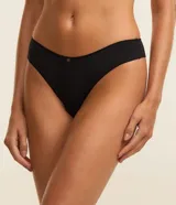 Kit de dos bombachas bikini, una color piel y otra negra, confeccionadas en microfibra leve con elástico en la cintura y monedita con el logo de la marca.