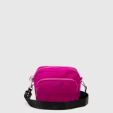 Cartera tipo bandolera de diseño compacto y acolchado, color fucsia. Cuenta con tres compartimentos exteriores con cierre, correa ajustable de tela negra con logo de la marca y herrajes metálicos.