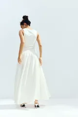Vestido midi blanco sin mangas con cuello redondo, cuerpo entallado en punto acanalado de algodón y falda amplia con costura fruncida en diagonal.