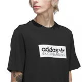 Remera de algodón negra con cuello redondo y manga corta. Presenta un estampado frontal rectangular en color blanco con el logo de Adidas Skateboarding.