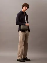 Camisa de manga larga Calvin Klein con corte slim, cuello clásico estructurado y cierre frontal con botones a tono. Presenta un diseño minimalista con monograma bordado en el pecho.