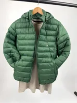 Campera puffer verde Benetton de nylon con capucha y logo de la marca en color arena.