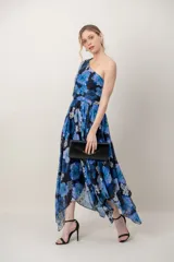 Vestido midi de gasa con estampado floral en tonos azules y negros, diseño asimétrico de un solo hombro y falda fluida con corte irregular.