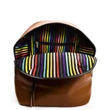 Mochila marrón de cuero sintético con cierre superior y bolsillo frontal con cierre.