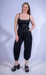 Mono negro con corset superior con breteles finos y pantalón estilo babucha con elástico en los tobillos.