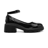 Zapato de charol negro con correa al tobillo, punta redondeada y plataforma con suela track.