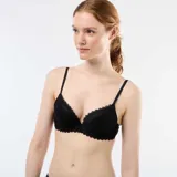 Sujetador negro de encaje con breteles finos regulables y copas push-up con detalle de puntilla.