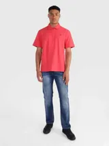 Chomba roja de piqué slub de algodón, con cuello con cremallera, mangas cortas y logo CK bordado en el pecho.