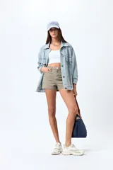 Short blanco de algodón con elastano, calce medio, bolsillos funcionales y tajos pequeños en el ruedo.