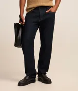 Pantalón jean básico de corte recto, marca Marfinno, color azul oscuro, con cierre frontal y bolsillos.