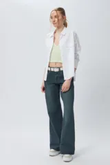 Top negro con estampado de cuadros blancos, escote en V y mangas largas.