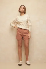 Short sastrero de tiro alto color terracota, con pinzas en la cintura y botón frontal veteado. Presenta un diseño liviano y sofisticado ideal para el verano.