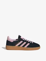 Championes Adidas Handball Spezial, color negro con detalles en rosa y suela de goma color caramelo.