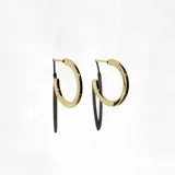 Par de aros tipo argolla abiertos, dorados, con pasante y diseño chato.