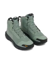 Bota táctica Under Armour modelo Charged Valsetz Mid, color verde oliva con suela negra. Presenta una parte superior sintética transpirable con refuerzos de PU, entresuela Charged Cushioning para amortiguación y suela exterior Vibram XS Trek para mayor tracción y durabilidad.