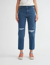 Pantalón de jean azul de corte mom con roturas en las rodillas.