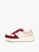 Zapatillas Tommy Jeans modelo Cleated Runner Suede Mix, de diseño urbano y deportivo con combinación de colores rosa, bordó, beige y blanco. Presentan suela dentada y detalles de la marca en el lateral.