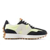 Championes New Balance 327 de dama, con capellada de gamuza y nylon color amarillo lima, superposiciones en negro y logo "N" en blanco.