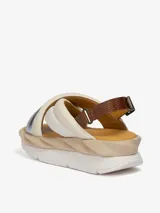 Sandalias de plataforma con tiras cruzadas de cuero color crema y plateado, con tira trasera ajustable marrón.