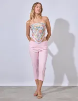 Pantalón capri color beige, de gabardina elastizada, con pretina ancha elastizada y bolsillos simulados.