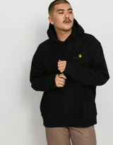 Buzo hoodie negro de Carhartt, modelo American Script, con logo bordado en color ocre en el pecho y bolsillo tipo canguro.