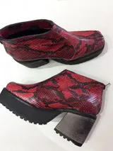 Botinetas rojas con estampado de piel de serpiente, con punta cuadrada, plataforma delantera y taco geométrico.