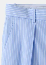 Pantalón de corte recto y tiro bajo, de diseño amplio y fluido, con patrón de rayas verticales finas.