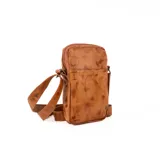 Bolso bandolera pequeño de cuero color terracota, ideal para llevar el celular, tarjetas y maquillaje. Cuenta con cierre superior, bolsillo interno, bolsillo externo y correa ajustable. Hecho a mano en Uruguay.