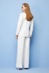 Blazer blanco con solapa de muesca en contraste color negro, doble botonadura y corte entallado.