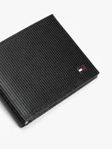 Billetera plegable de piel color negro con textura acanalada y logo esmaltado de la marca en la parte frontal.