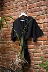 Bata color crema de algodón con lazo para ajustar en la cintura.