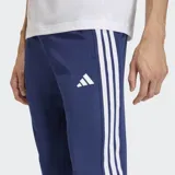 Pantalón de entrenamiento Adidas modelo Workout Essentials All-Set de color azul, con las icónicas tres rayas blancas en los laterales y logo de la marca bordado en la pierna.