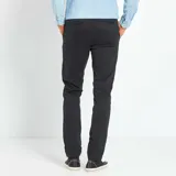 Pantalón chino negro de corte slim.
