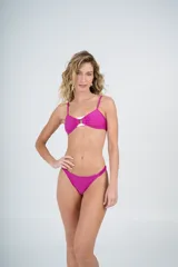 Conjunto de bikini fucsia con corpiño con hebilla cuadrada blanca en el centro y bombacha colaless con frunce en los costados.