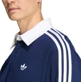 Remera tipo polo de manga larga Adidas, color azul marino con cuello y botones en color blanco, y las tres líneas características de la marca en blanco a lo largo de las mangas.