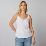 Camiseta blanca de tirantes finos con escote en V.