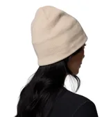 Gorro tipo beanie de tejido acanalado en color beige, con forro térmico reflectante y logo de la marca bordado en la parte inferior.