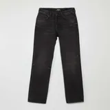 Pantalón de jean negro con corte recto, tiro alto y cinco bolsillos.