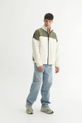 Campera con cierre frontal, confeccionada en sherpa doble faz combinada con nylon de alta calidad. Tiene bolsillos laterales con detalle de cinta y cierres engomados.