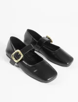 Balerinas negras de cuero sintético con punta cuadrada, tira sobre el empeine y hebilla dorada.