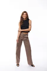 Pantalón de vestir color marrón topo, de corte recto y tiro alto, con bolsillos laterales y pinzas frontales.