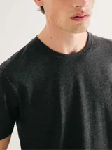 Camiseta básica de manga corta y cuello redondo, color rojo oscuro.