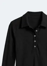 Camiseta de manga larga con cuello tipo polo y cierre frontal de botones, confeccionada en tejido acanalado.