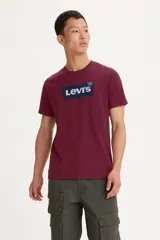 Remera de algodón color borgoña con logo Levi's estampado en el pecho.