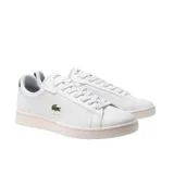 Championes Lacoste Carnaby Pro de cuero blanco con logo de cocodrilo verde bordado en el lateral y detalle en verde oscuro en el talón.