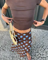 Conjunto de top y falda con estampado de lunares.