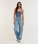 Body sin mangas marca Blue Steel, confeccionado en poliamida con elastano, de ajuste al cuerpo, con escote cuadrado y breteles anchos. Cuenta con cierre inferior mediante botones de presión y forro interno.