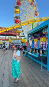 Cartera de mano tipo clutch, de cuero trenzado a mano en color negro y beige, con diseño de rayas verticales.