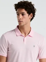 Polo rosa de piqué de algodón orgánico, corte recto y logo bordado en el pecho.