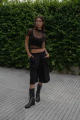 Top negro de lycra con escote redondo y mangas cortas de tul.